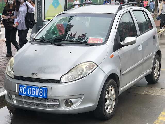Um Chery Face cinza parada em uma rua