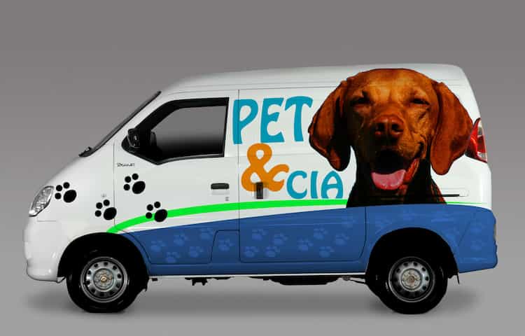 Uma Towner Furgão com decorações de pet shop em um estúdio.