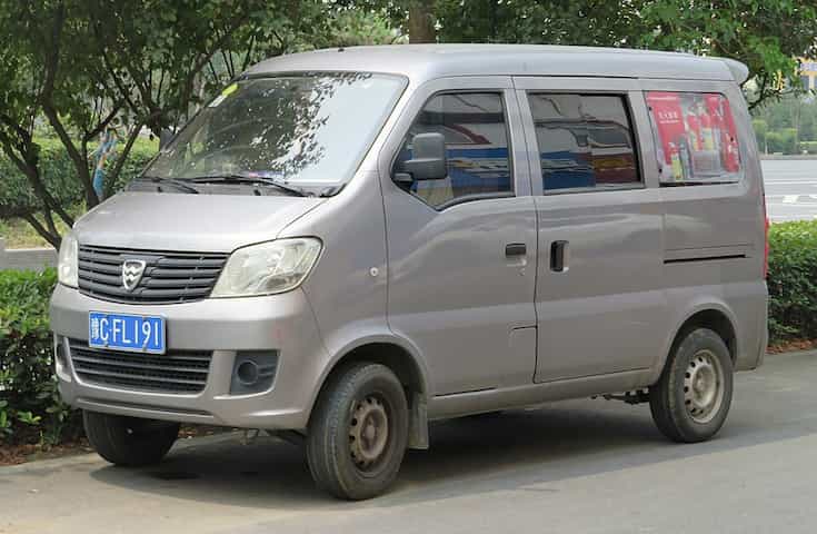 Uma Hafei Xin-Minyi em uma rua na China.