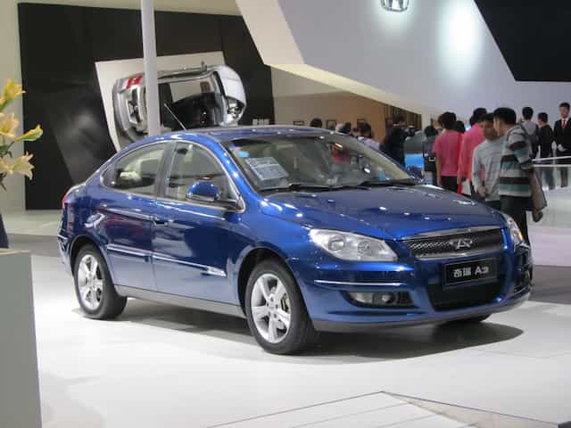 Um Chery Cielo azul em exibição em uma feira de automóveis.