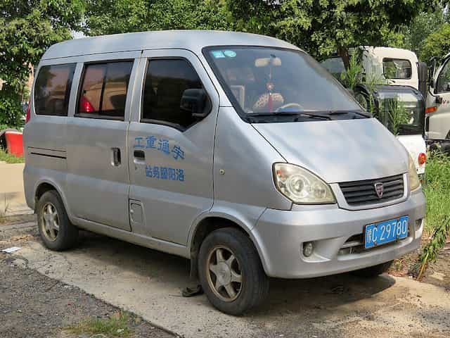 Uma Hafei Minyi em sua versão original, parada em uma praça na China.