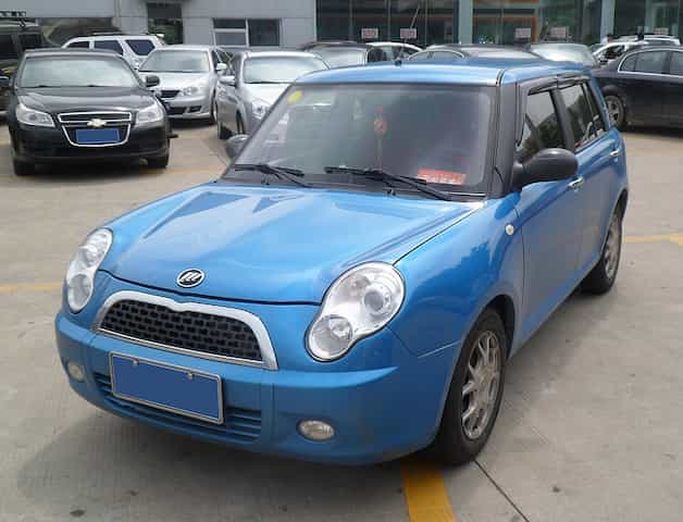 Um Lifan 320 azul em um estacionamento na China.