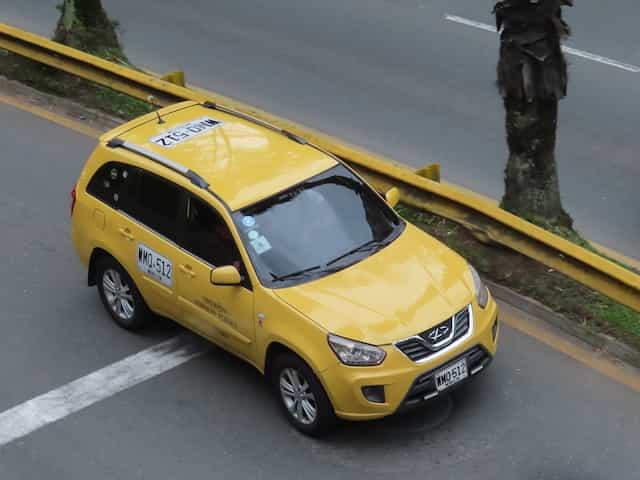 Um Chery Tiggo G2 amarelo em uma rua da Colômbia.