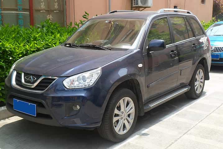 Um Chery Tiggo G2 parado em uma rua da China