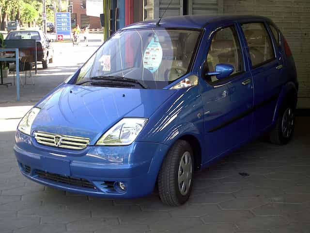 Uma Hafei Lobo parada em uma rua do Chile.