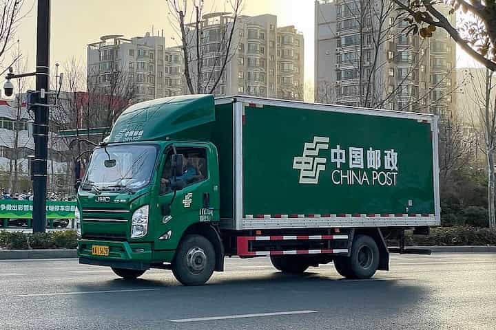 Um caminhão verde da Jiangling Motors em uma rua da China
