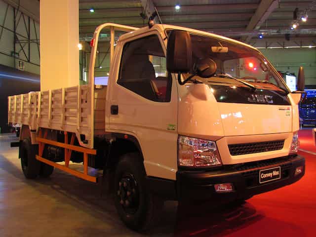 Uma Effa JMC N900 branca em exposição em um evento no Chile.
