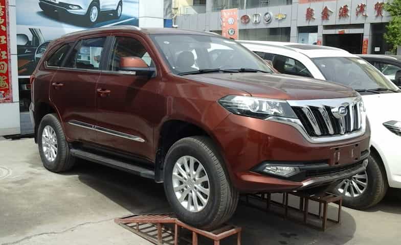 Uma Kantanka Onantefo marrom em uma concessionária.