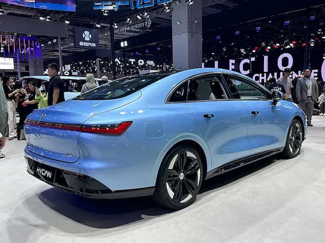 Uma Hycan A06, versão chinesa do Kantanka Mensah, à mostra em um evento na China.