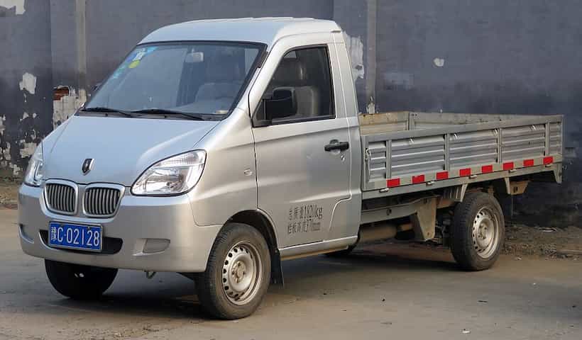 Uma Shineray T20 cinza parada em uma rua da China