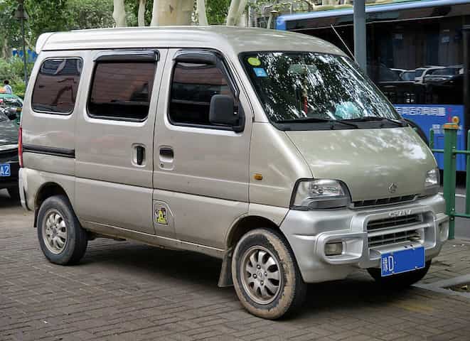 Uma van da Changan ou Chana Motors parada em uma rua da China.