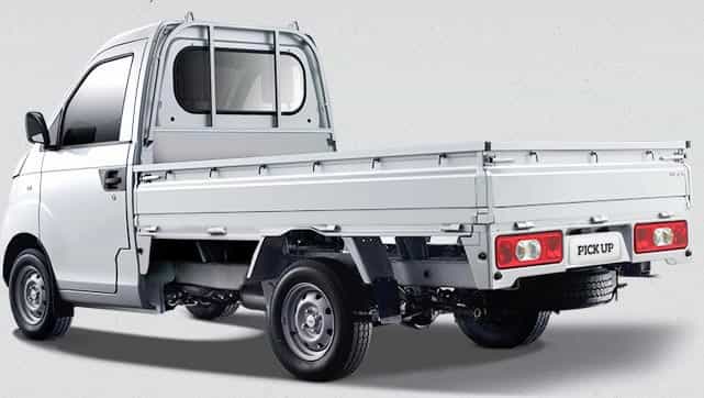 Uma picape da Rely vista de trás