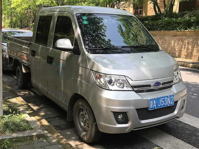 Uma Karry Youjin parada em uma rua.