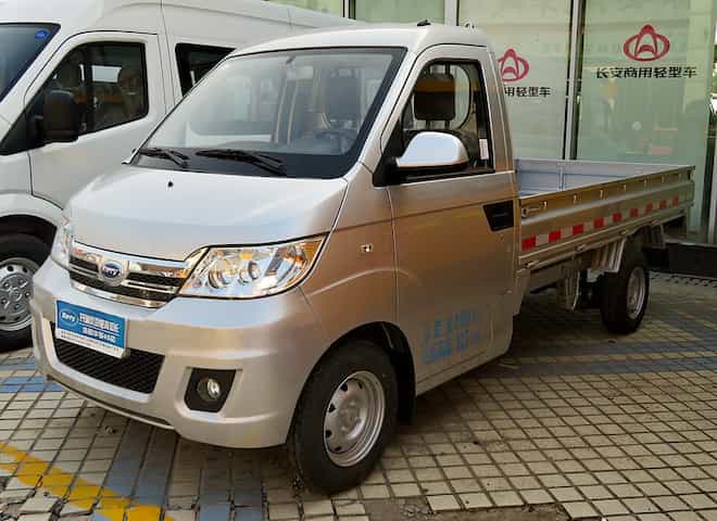 Uma Rely Picape facelift cinza em uma concessionária da China