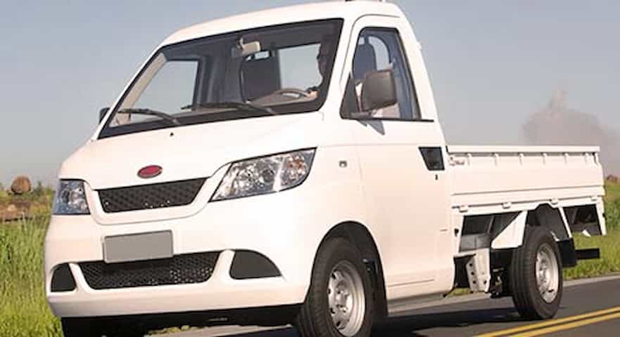 Uma Rely Picape em exibição na rua