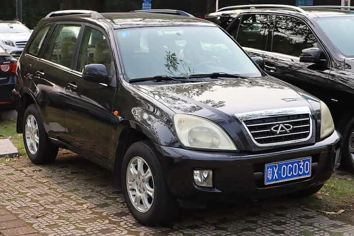 Um Chery Tiggo preto parado em uma rua na China