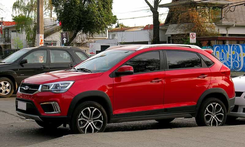 Um CAOA Chery Tiggo 2 vermelho parado em uma rua do Chile