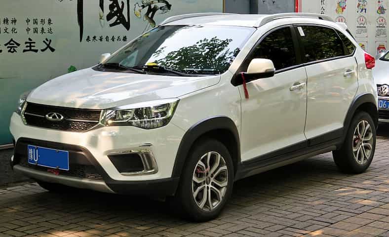 Um CAOA Chery Tiggo 2 branco parado em uma rua da China