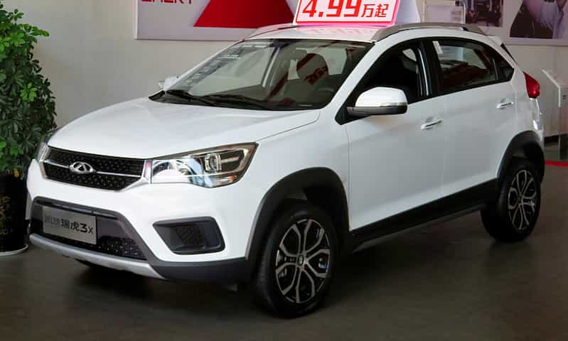 Um Chery Tiggo 3x branco dentro de uma concessionária na China.