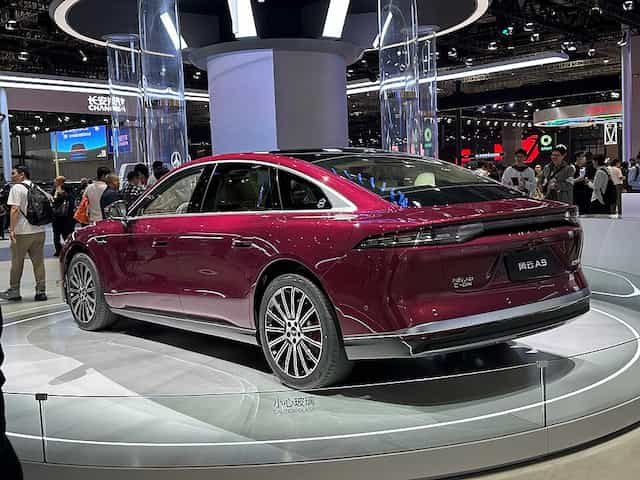 Novo Chery Celer vinho visto de costas em uma mostra de automóveis.