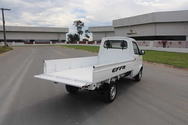 Effa K01 vista de costas, com a porta da caçamba aberta