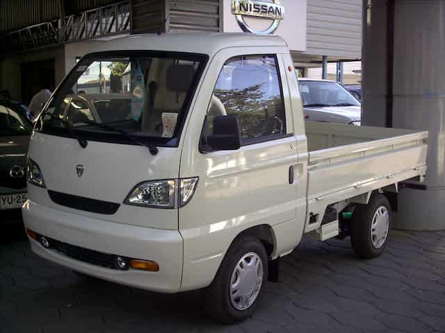 Effa Picape branca parada em uma concessionária no Chile.