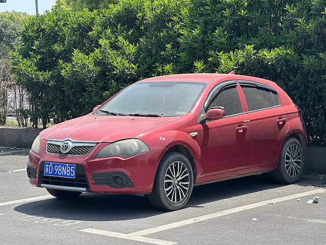 Um FRV Cross parado em um estacionamento na China