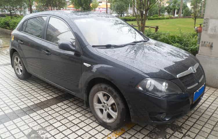 Um FRV Cross de cor preta parado próximo a uma praça na China.