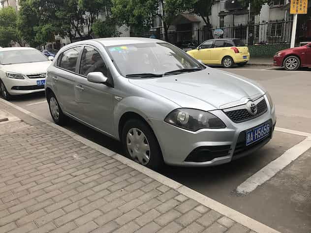 Um FRV Cross parado em uma rua chinesa