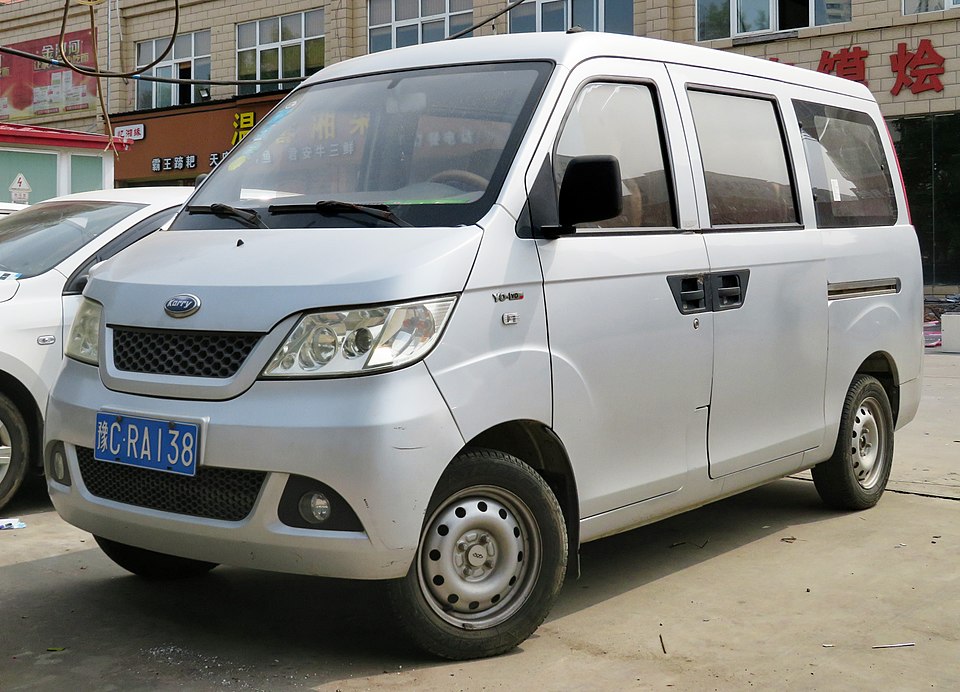 Uma Rely Link cinza parada em uma rua na China