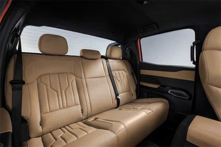 O interior em couro bege da Rely Kaitian R08, em material publicitário, parte do anúncio que a Rely voltou.