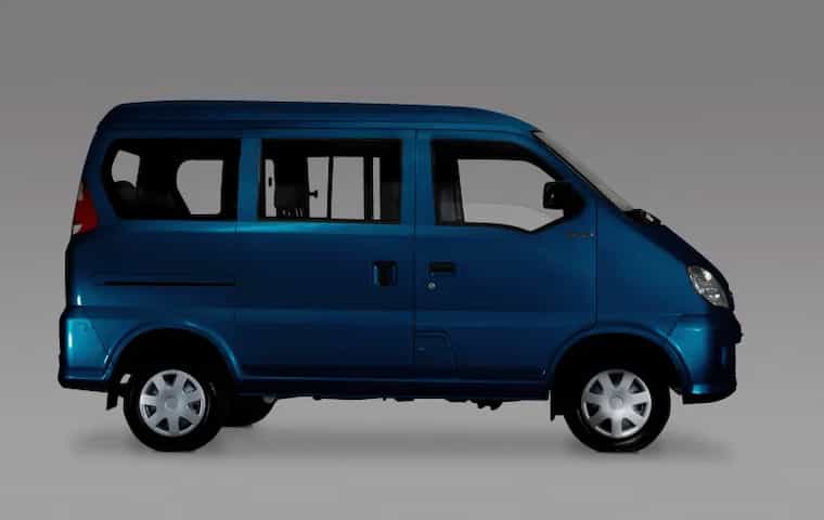 Uma Towner Van azul vista de lado em um estúdio.