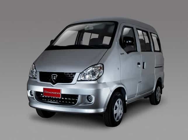 Uma Towner Van cinza em um cenário.