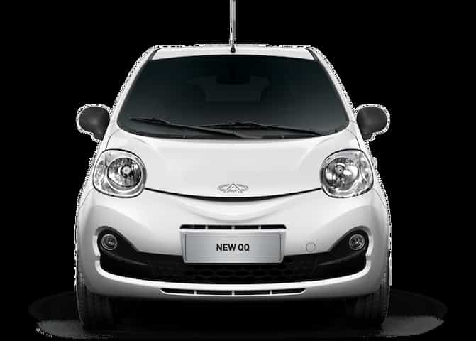 Um Chery New QQ branco visto de frente.