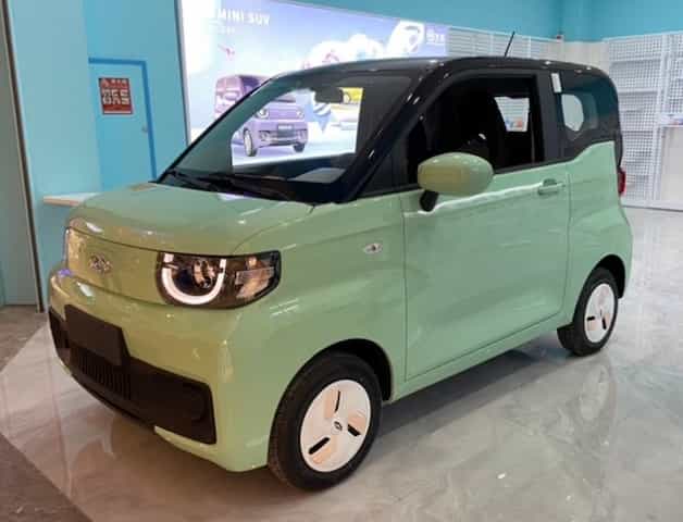 Um Chery QQ Ice Cream verde em uma concessionária na China
