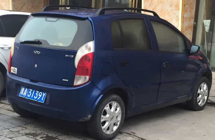 Um Dodge Breeze, em seu formato original de Chery Face, da cor azul escura estacionada em uma rua.